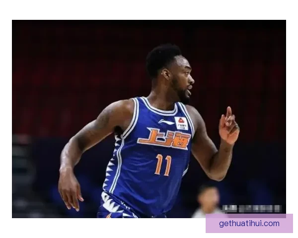 格纳布里模仿戈雷茨卡搞笑举动引发球迷热议成新热点