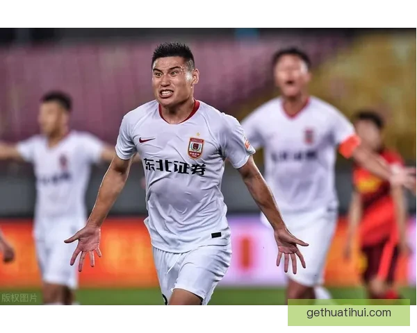 格纳布里模仿戈雷茨卡搞笑举动引发球迷热议成新热点